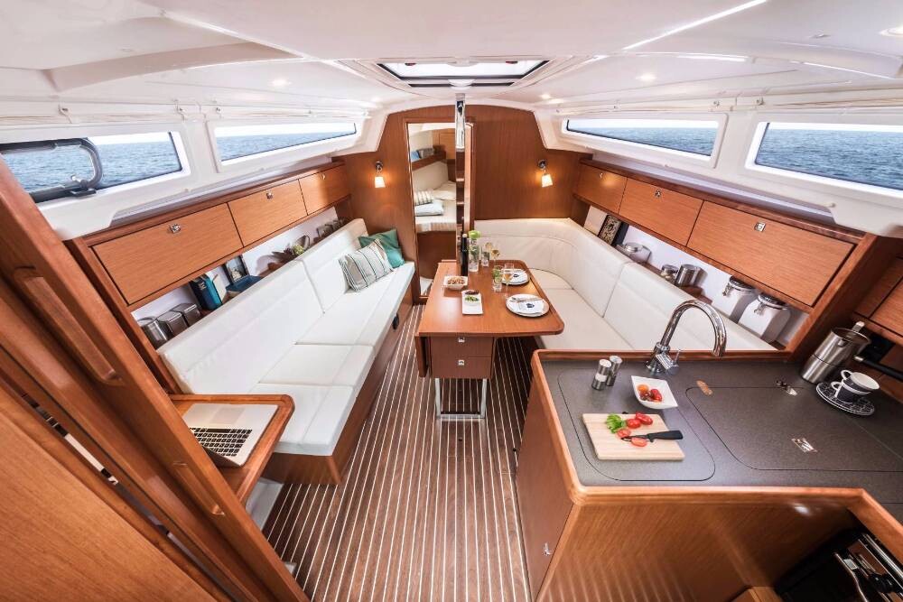 Bavaria Cruiser 34, Adria Tina