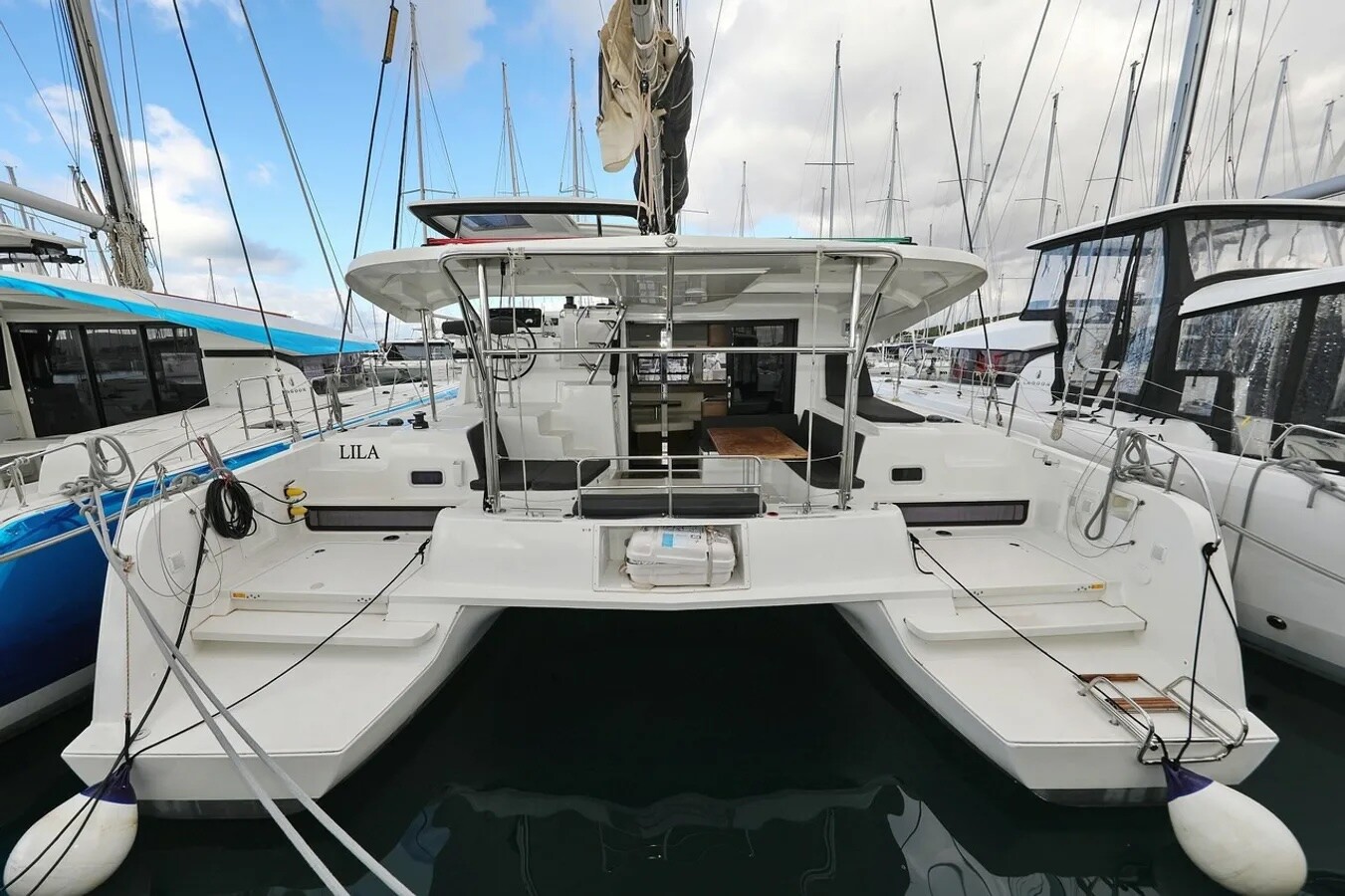 Lagoon 42, Lila