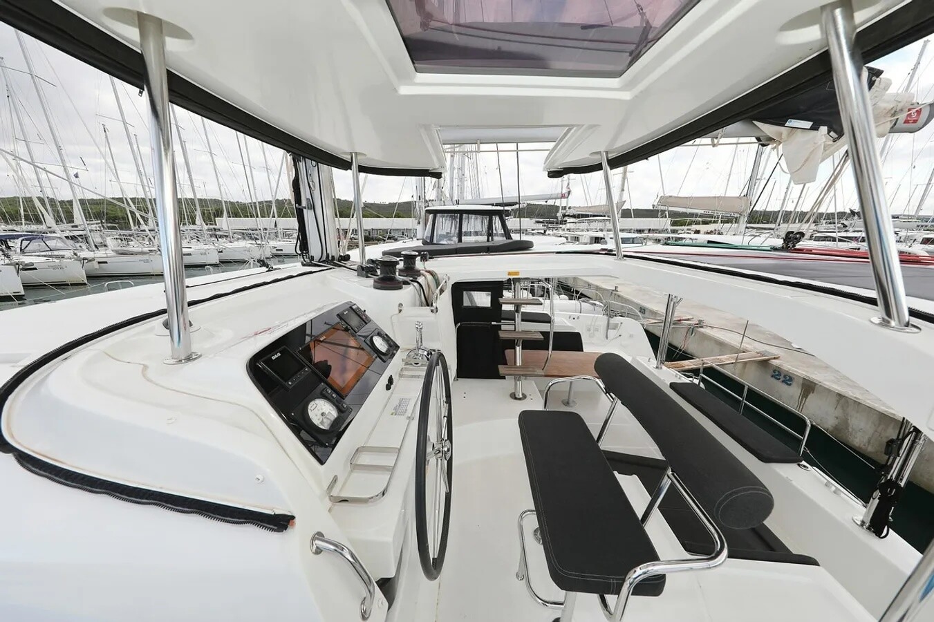 Lagoon 42, Lila