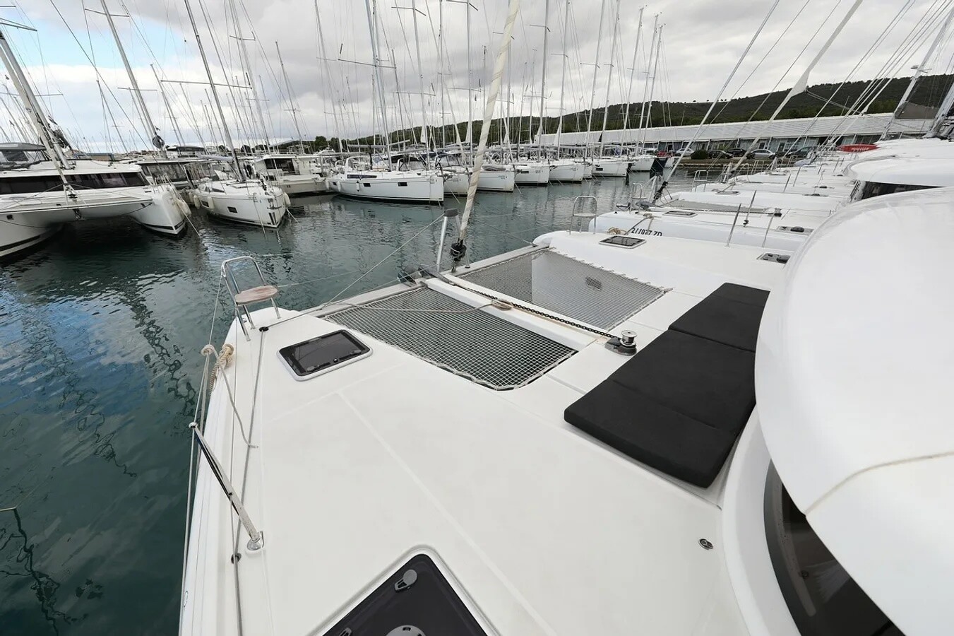 Lagoon 42, Lila