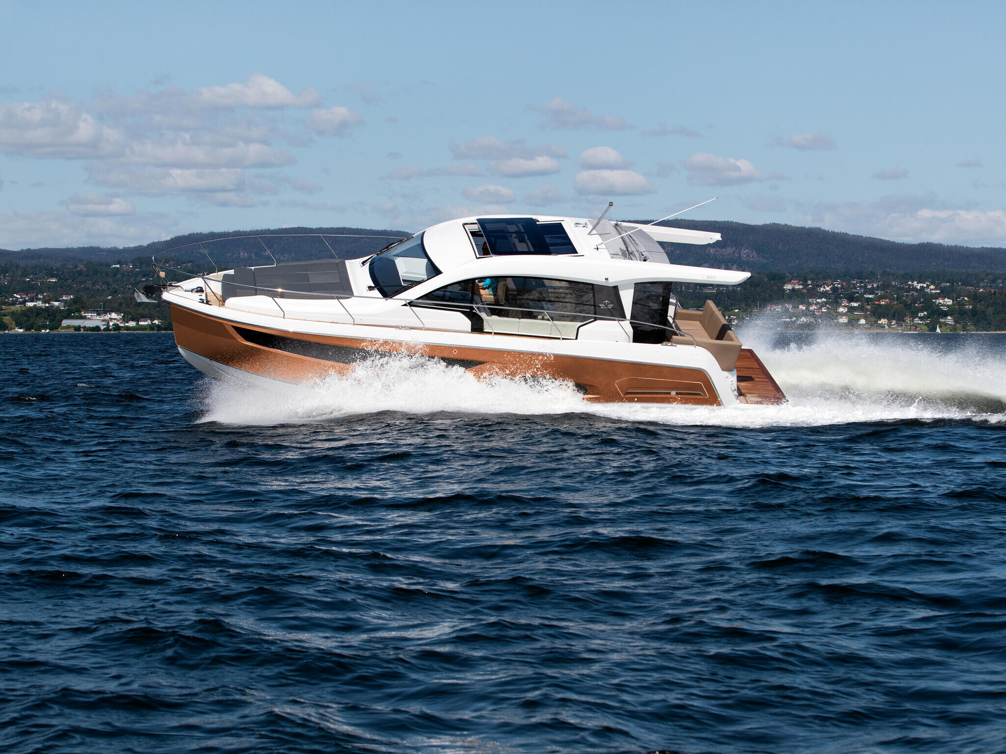 Sealine C390, Tireless